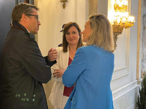 Catalá junto con representantes de Hosbec