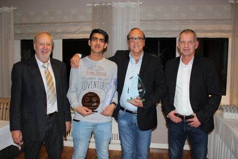 Holger Becker (l.) und Oliver Günther (r.) mit Rafie Habibzadh (2.v.l.) und Uli Weyrich