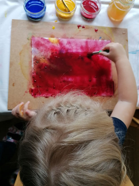 Kinder spielen mit Knetmasse 