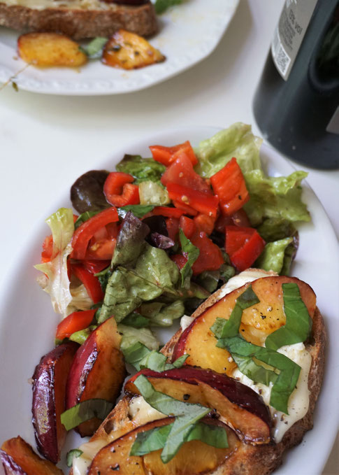 Superstulle! Geröstetes Dinkelbrot mit würzigem Ziegenkäse und karamellisierter Nektarine.