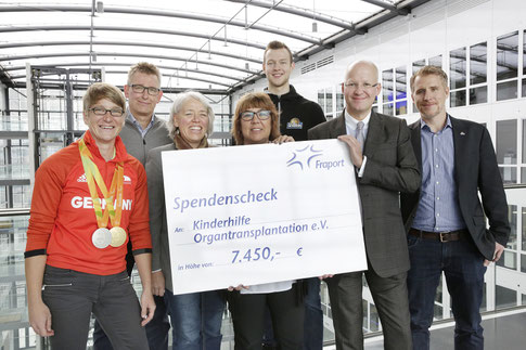 v.l.n.r.: Franziska Liebhardt (KiO), Frank Feldmann (KiO), Eva Vogler (KiO), Sabine Höpfner, Fraport), Niklas Kiel (Fraport Skyliners), Stefan Rüter (Fraport), Jonas Thiele (Fraport Skyliners).