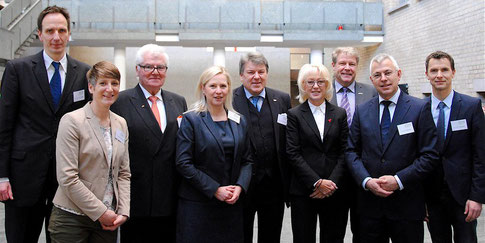 Prof. Dr. Thomas Abel (v.l.), Franziska Liebhardt, Johannes Ruland Susanne Stupp, Michael Kreuzberg, Elfi Scho-Antwerpes, Gerwin Reinink, Norbert Killewald, Dr. Volker Anneken. Foto:  tau – Quelle: http://www.rheinische-anzeigenblaetter.de