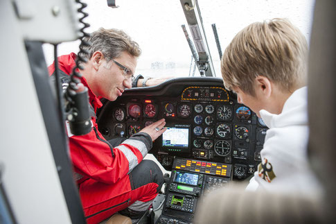 DRF Pilot Martin Beitzel erklärt mir das Cockpit, Bild: DRF Luftrettung