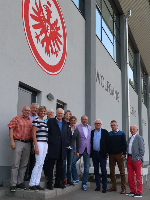 Foto: KiO/VSO, v.l.n.r. Oliver Kauer-Berk, Horst Borghs, Sabine Krapf, Eva Vogler, Hans Gäb, Antje Gutsche, Franziska Liebhardt, Eintracht Präsident Peter Fischer, Reinhard Gödel, Frank Feldmann, Manfred Birkholz