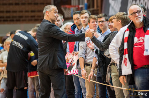 Glückwunsch an Dirk Bauermann zum Sieg seiner Mannschaft, Foto: main-ding.de