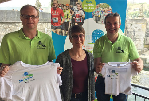 v.l.n.r. Jens Röder (Sportamt Stadt Würzburg), Franziska Liebhardt, Reinhard Peter (Leiter Orgateam), Foto: A. Jungbauer, Mainpost