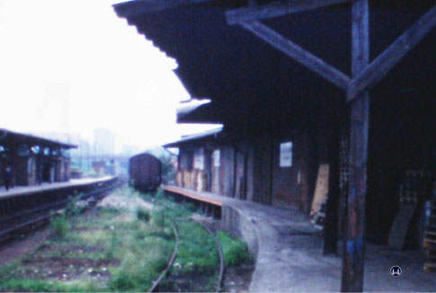 Ein Bahnwaggon steht vor dem Schuppen der Spedition Albert Mann am S-Bahnhof Yorckstraße (S2).