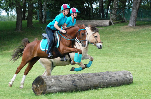 Kathi auf Santos und Vroni auf Merlin in München Riem