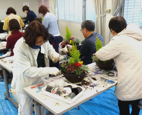 “寄せ植え”づくりの実習風景