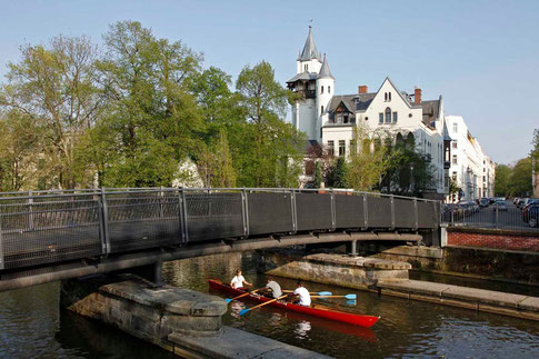 Für die Durchfahrt der Boote erhielt die Brücke einen Stichbogen