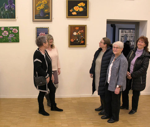 Sigrid Lenzing eröffnete die Kulturzeit 2019 in Hümme mit ihrer Bilderausstellung (Foto: Dirk Altmann).