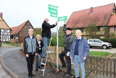 V.l.: Ortsvorsteher Peter Nissen, Elke Klug, Helmuth Lucas, Klaus Matthes und Manfred Lucas von der Initiative „Hümme unser Dorf“.