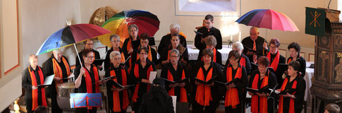 Bei dem Lied "Regen fällt heute auf die Welt" wurden sogar die Schirme aufgespannt (Foto: R. Siebert)