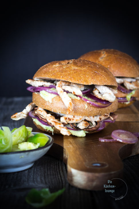 Puten-Burger mit Rosenkohlpesto