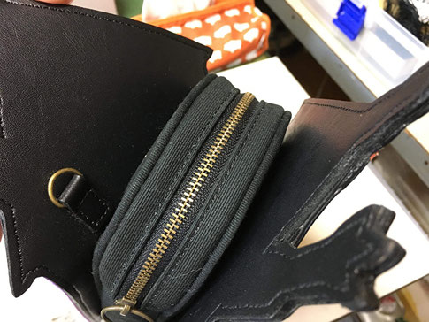 リメイク ムーミンバッグにdカン取り付け 森山工房 ハンドメイドレザーバッグ 革財布の専門店 リメイク ムーミンバッグにdカン取り付け 森山工房 ハンドメイドレザーバッグ 革財布の専門店