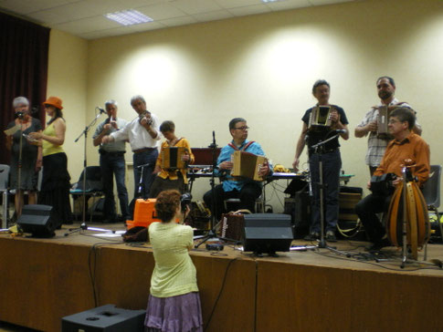 Nos amis musiciens "Blanche Épine" et "Plat du jour"  au bal folk du  1er mai 2010 à Ste Gemmes sur Loire (49).