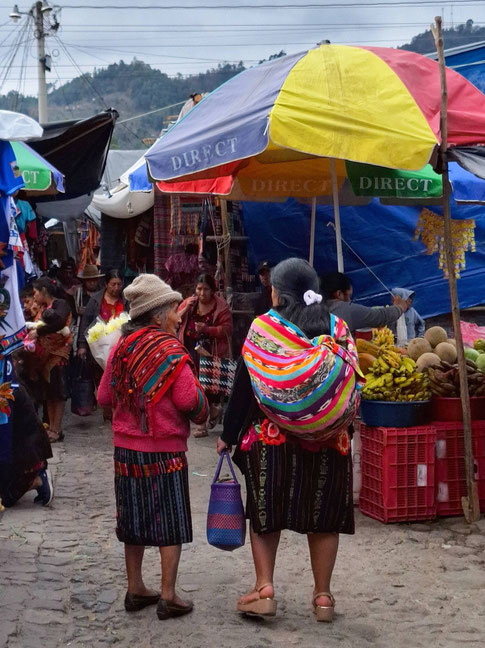 Guatemala, Chichicastenango : femmes mayas au marché