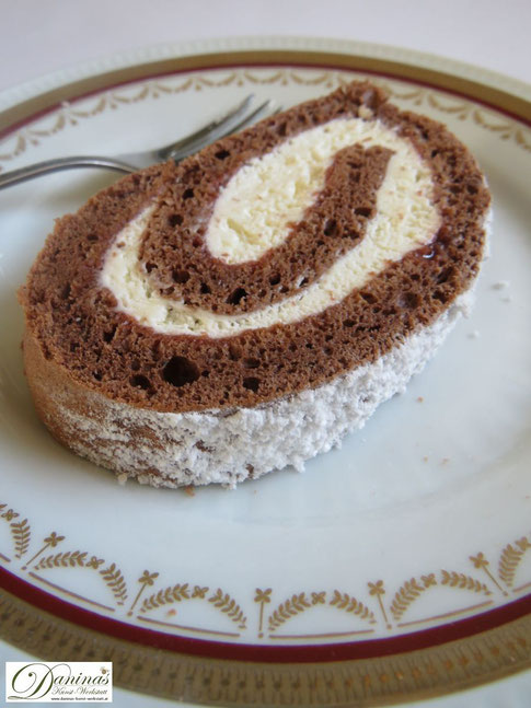 Schoko Biskuitrolle Rezept mit Sahnefüllung. Schnell und einfach backen mit Schritt für Schritt Anleitung. Konditor Rezept by Daninas Dad