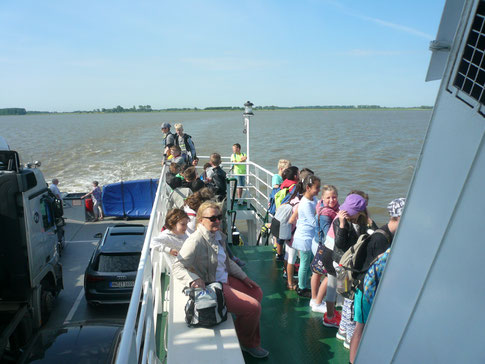 Für viele ein Erlebnis: Die Fahrt über die Elbe.