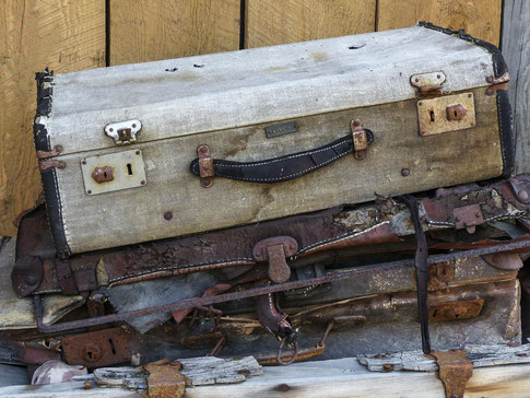 Abgelegte Koffer stehen für seelischen Ballast