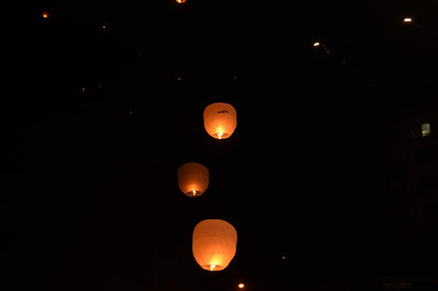 Schwebelaternen in der Nacht