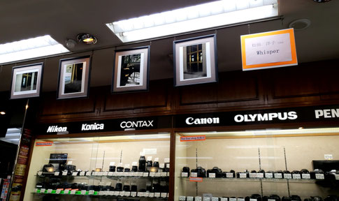 大貫カメラの店内にずらっと作品が並んでいます