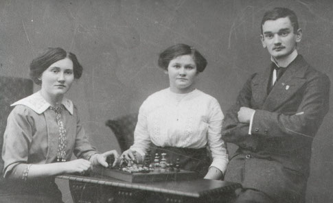 Die Schwestern Helene und Antoniette Woge, Töchter von Friedrich Woge (1871-1955) und deren Vetter Oskar Riemenschneider, Kaufmann in Gifhorn. Drei Enkelkinder von C. Woge.