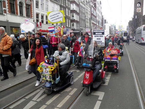 Klik op de foto om naar het fotoalbum van de demonstratie te gaan