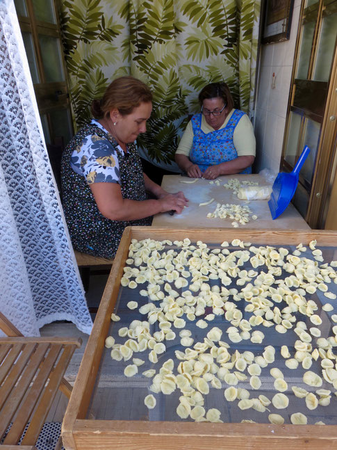 Handmade pasta (Orechiette = little ear) in the historical center / Pasta fatta in casa (Orechiette) delle nonne nel centro storico 