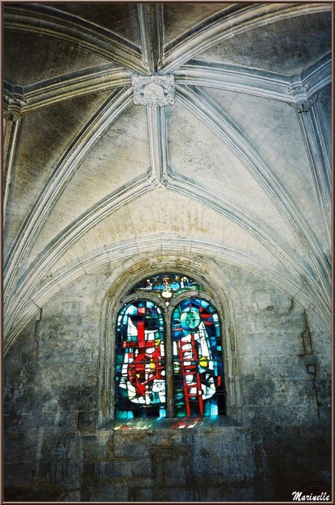 Un des vitraux, église Saint-Vincent, Les Baux-de-Provence, Alpilles (13) 