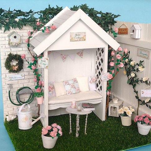 Miniatur-Rosengarten mit Laubenbank