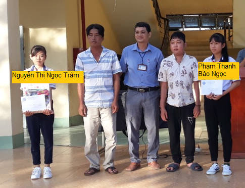 Bảo Ngọc received the Greenleaves-Award and Ngọc Trâm received the gifts of her sponsor.