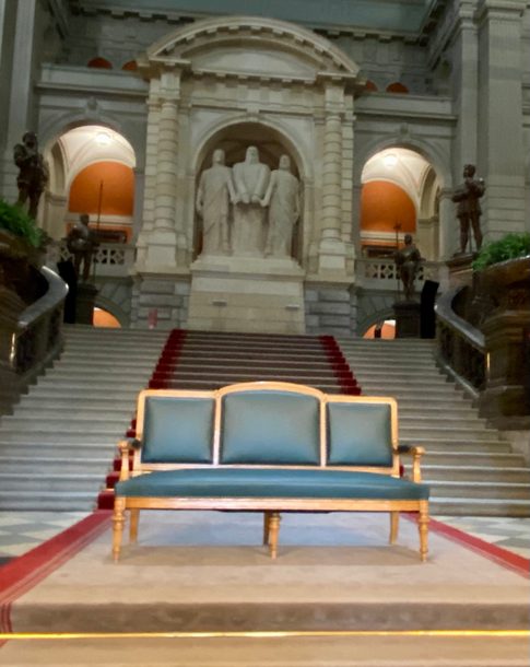 Grünes klassisches Ledersofa von ideeco Schwab für das Bundeshaus, Februar 2023