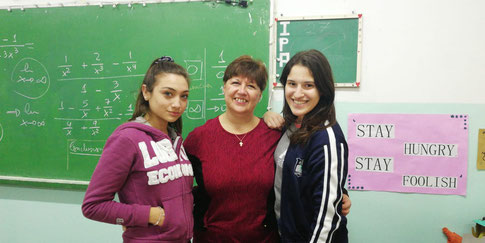 Foto tomada al final de la entrevista en el aula de 6°A. Michelle Fiorentini y Eugenia Díaz entrevistaron a Bisonni.