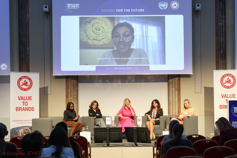 f.l.t.r.: Hawa Kebe, Petia Niederländer, Marietta Babos, Aysegül Gökce Baykal, Jacqueline Knollmayr, above: Yulia Stark