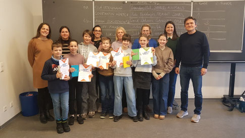 Die Jury mit den Vorleserinnen und Vorlesern am Parler beim diesjährigen Schulentscheid mit Schulsiegerin Eva Wieland (1. Reihe, 2. von rechts).