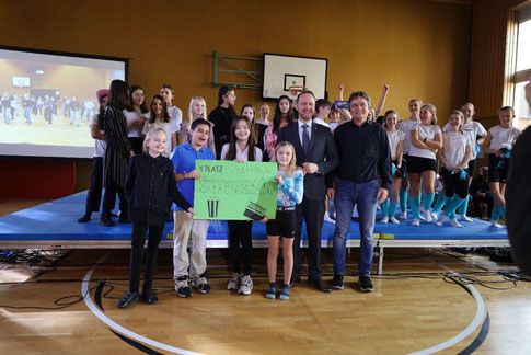 Von links nach rechts: Arthur Gruber, Luca Maia, Lisa Marie Henning, Ella Gorjainov, Oberbürgermeister Christian Baron und Schulleiter Thomas Eich