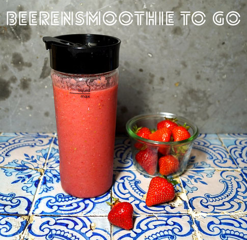 sättigender Smoothie mit Himbeeren, Erdbeeren, Apfel, Orange, Banane und Haferflocken