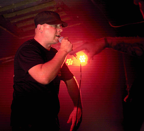 <img src="cr7z-luxor-koeln.jpg" alt="Cr7z performt mit intensiver Bühnenpräsenz beim intimen Konzert im Luxor Köln – lyrisch tief und emotional berührend.">