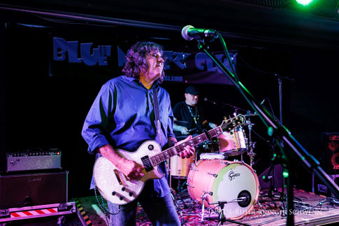 <img src="sean-chambers-blue-notes.jpg" alt="Sean Chambers spielt leidenschaftlich E-Gitarre beim Live-Konzert im Blue Notes Club Dortmund">