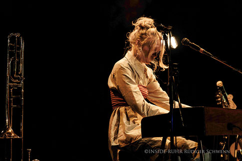 Die Wendländer Musikerin verzaubert mit Stimme, Charisma und klangvoller Tiefe – Bericht & Fotos von Rüdiger Schwenn