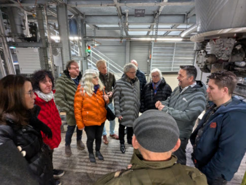 Foto: SPD-Bundestagsabgeordnete Rita Schwarzelühr-Sutter (links), SPD-Kreisvorsitzender Dr. Peter Schallmayer (Mitte) und zahlreiche Interessierte im Gespräch mit Marcel Huber und Sebastian Sauerbeck von der Bioenergie Frauenfeld