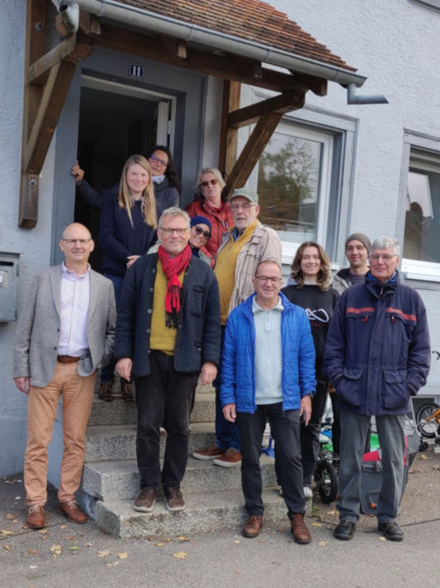 Foto: Walter Krögner (Mitte, mit Schal), SPD-Landtagskandidat für den Wahlkreis 46 Freiburg I, besucht die Unterkunft für neu Zugewanderte in Bonndorf