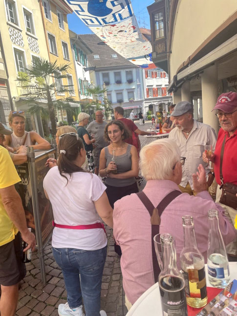 SPD-Landtagskandidatin Joana Stöhrer da Costa (3. v.l.) unterhält sich mit Alt und Jung beim Städtle-Apéro in Tiengen
