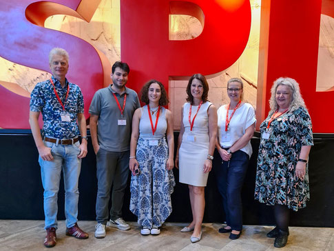 Die Delegierten vom Hochrhein, Dr. Peter Schallmayer, Malik Tümkaya, Joana Stöhrer da Costa, Rita Schwarzelühr-Sutter, Nicole Klein und Tanja Kühnel, beim Listenparteitag der SPD in Fellbach