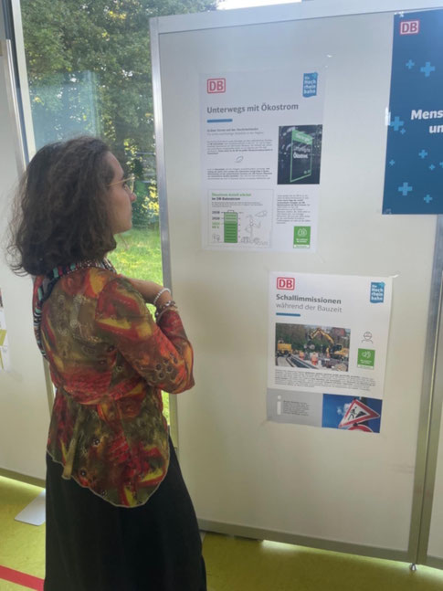 Die SPD-Landtagskandidatin für Waldshut-Rheinfelden, Joana Stöhrer da Costa, bei der Informationsveranstaltung zur Elektrifizierung der Hochrheinbahn