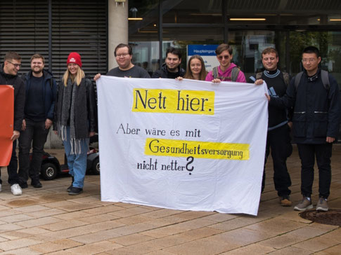 Der SPD-Zweitkandidat für Waldshut-Rheinfelden, Malik Tümkaya (Mitte), protestiert vor einer Notfallpraxis für ein gerechtes und funktionierendes Gesundheitssystem auch im ländlichen Raum