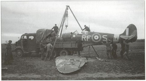 Uno spitfire V del 303° Sq. (polacco) abbattuto proprio durante una missione "Circus" viene caricato su un mezzo della Luftwaffe
