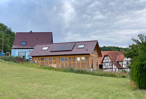 Sanierung Bestandshaus und Nebengebäude in modernem Fachwerkstil.