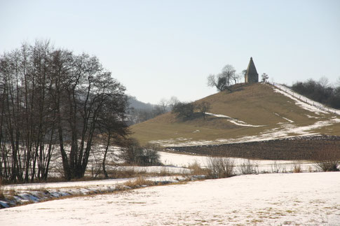 Der winterliche Kirchberg mit der Grabpyramide.